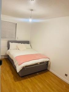 8 mins Drive from Heathrow - Double bedroom in shared accommodation - Cavalier Gardens