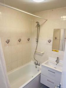 8 mins Drive from Heathrow - Double bedroom in shared accommodation - Cavalier Gardens