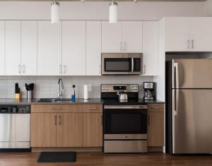 Sleek 2BR Apt Pool n Easy Downtown Access 86