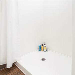 Sleek 2BR Apt Pool n Easy Downtown Access 86