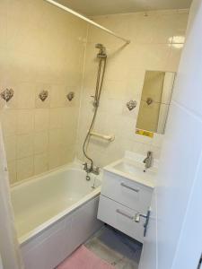 8 mins Drive from Heathrow - Double bedroom in shared accommodation - Cavalier Gardens