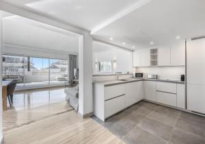 Amazing 4Br Apart. Parking, Pool, Close to the Sea