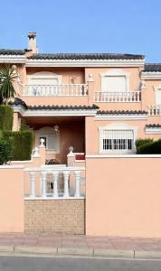 2 Bedroom Townhouse - Communal Pool - 15min Walk to Carabassi Beach - Quiet Location - AC, WiFi & Free Parking