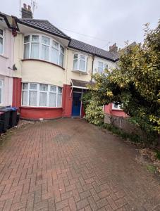 Stylish Southend 4 Bed Sleeps 7 FastWifi Secure Parking on Driveway by The Opulent Property Project