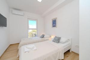 Sunny Day spacious & modern apartment with sea view