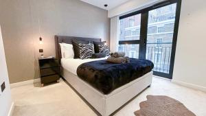 Fully Furnished 2-Bedroom Apt near Tower Bridge, Aldgate Station & Tower Hill