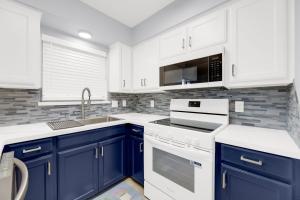 Cozy & Walkable Avocet Ave Condo Prime Location