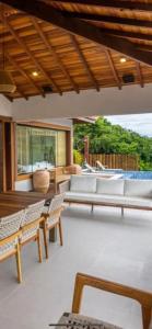 Casa alto padrão a 100 metros da praia brava