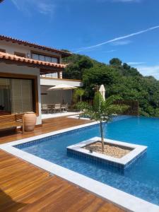 Casa alto padrão a 100 metros da praia brava