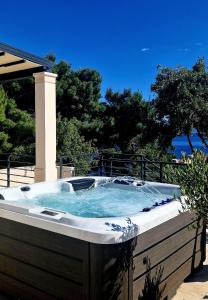 Sea View House with Jacuzzi - Casa Bianca Brač