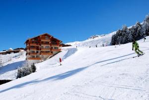 Résidence Tetras Lyre - Appartement duplex · Départ et retour skis aux pieds · Balcon MAE-0204