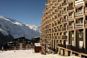 Résidence Caron - Appartement rénové, spacieux et moderne · Départ et retour skis aux pieds · Balcon MAE-0884