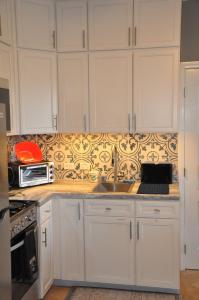 Lakefront 2BR apt, No Chores, J1772 EVchrg, kayaks