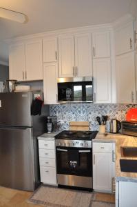 Lakefront 2BR apt, No Chores, J1772 EVchrg, kayaks