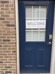 Lakefront 2BR apt, No Chores, J1772 EVchrg, kayaks