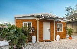 Hermosa casa pequeña en Tamarindo con AC y WIFI