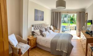 Stunning property with sea views and heated swimspa