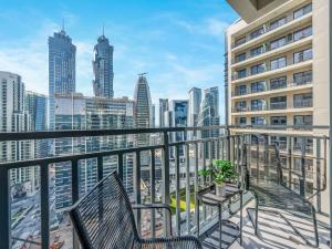 Skyline View High-Floor Apartment mit Pool