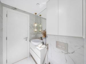 Skyline View High-Floor Apartment mit Pool