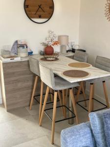 Appartement classé 3 étoiles face à la plage de la Nartelle avec place de parking privative