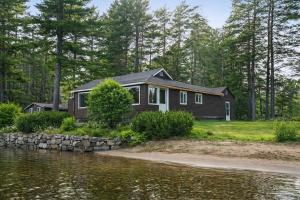 Beach front cottage 11 on Big Basswood Lake