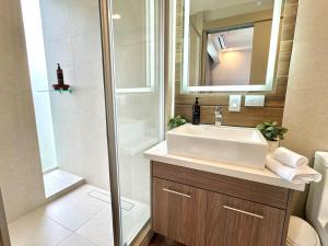 Comfort & Style Near SJO Airport Pool & Mountain Views