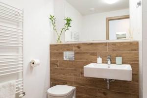 Old Bridge Retreat and Free Parking