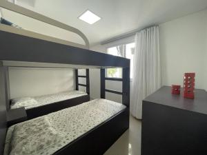 Residencial Renata - Apartamento completo na Praia de Palmas, a 315 metros do mar, com 3 dormitórios e acomodação para até 8 pessoas.