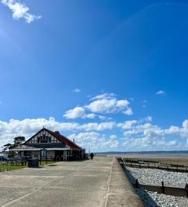 Bright Modern house near Snowdonia