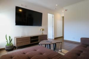Brezzo Poolside Living 2BR in Miraflores