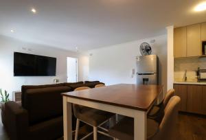 Brezzo Poolside Living 2BR in Miraflores