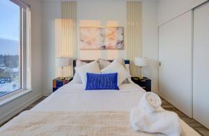 Modern & Stylish Condo Downtown KW