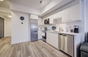 Modern & Stylish Condo Downtown KW