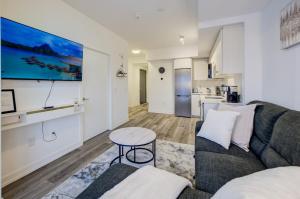 Modern & Stylish Condo Downtown KW