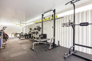 Playhouse! 3mins Hard Rock, Heated Pool, Tub & Games