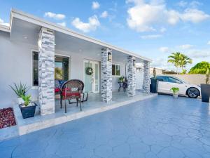 Playhouse! 3mins Hard Rock, Heated Pool, Tub & Games