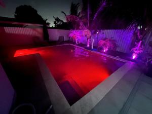 Playhouse! 3mins Hard Rock, Heated Pool, Tub & Games