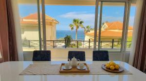 Grand Villa Blue Horizon in Los Cristianos, Ocean-Facing, Private Garden and Parking, 5 BR