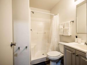 Tolleson Studio Stylish Retreat for 2 Guests