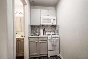 Tolleson Studio Stylish Retreat for 2 Guests