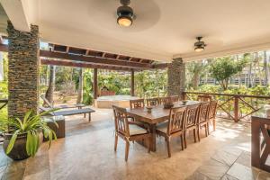 Private terrace with 3br and beach access