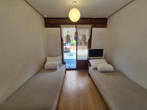 By the palace 고택 송가헌