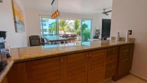 Great location, pool and gardens in Versalles