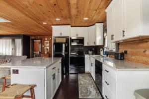 Peaceful Lake Lure Cabin- Cozy 2BR 3 miles to lake