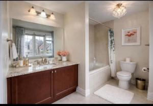 Quite Cozy Private Room In Vaughan with Private Bathroom and Free Parking