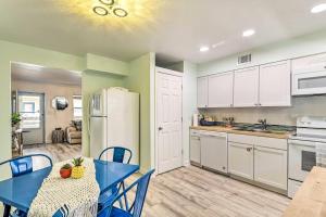 Gulf Shores Beach Condo with Pool