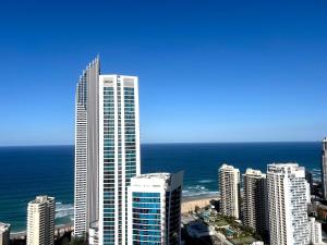 Oceanview 2BR Retreat in Surfers Paradise