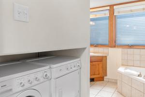 Perfect Base Lift 7 Ski HotTub Access 3 Bd 3 Ba Sleeps 8