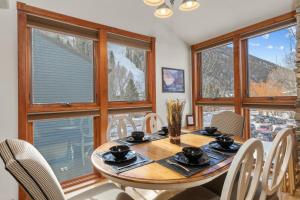 Perfect Base Lift 7 Ski HotTub Access 3 Bd 3 Ba Sleeps 8