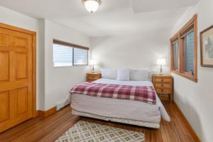 Perfect Base Lift 7 Ski HotTub Access 3 Bd 3 Ba Sleeps 8